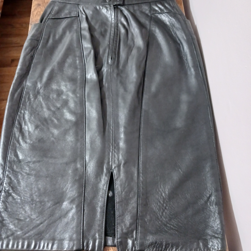 Vintage Leather skirt buttery soft Black 2 pockets zipper in back 2 snaps